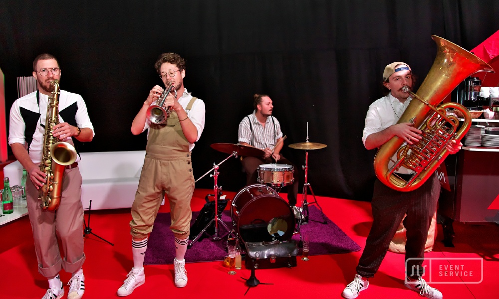 Live-Band mit Saxofon, Trompete, Schlagzeug und Tuba bei der Eisberg Eröffnungsveranstaltung