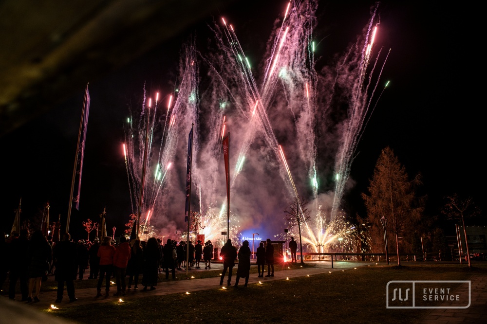 Großes Feuerwerk bei einer Abendveranstaltung mit zahlreichen Gästen im Freien