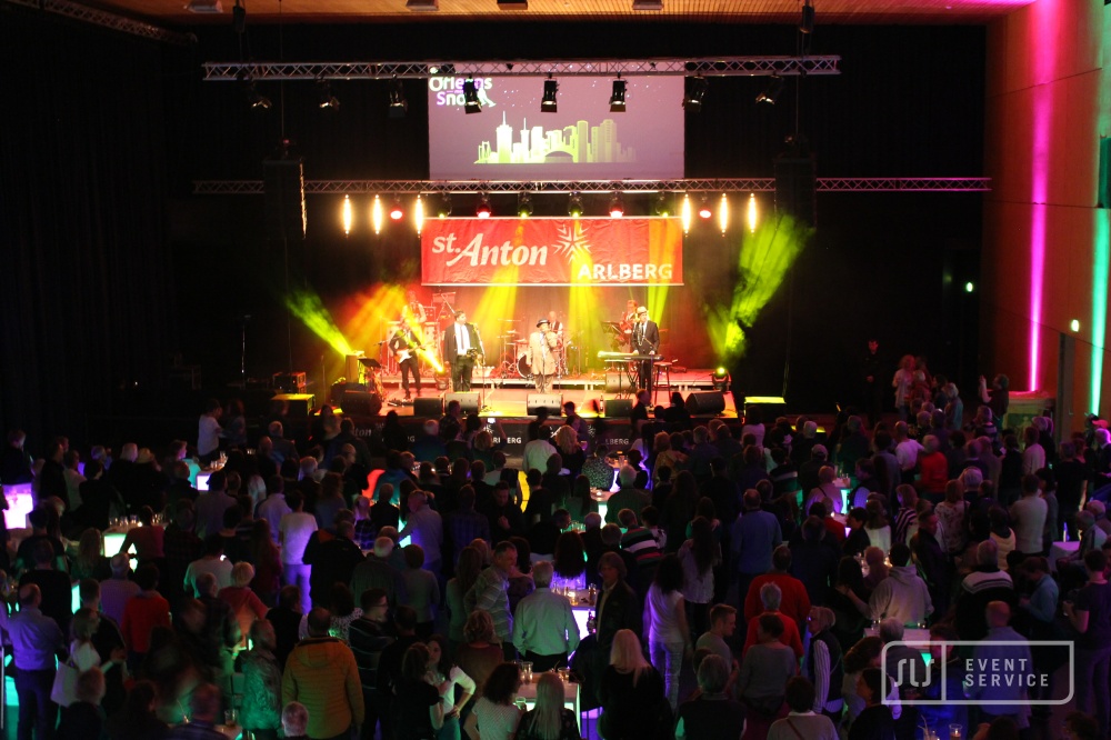 Live-Band auf einer beleuchteten Bühne vor großem Publikum bei einer Veranstaltung in St. Anton am Arlberg