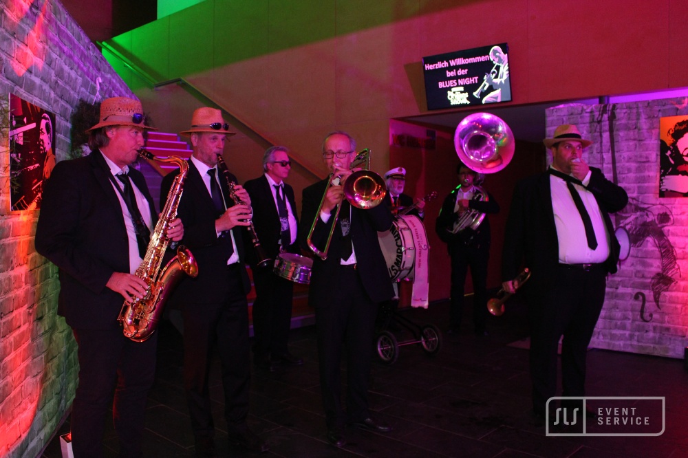 Live-Band mit Saxofon, Klarinette, Posaune und weiteren Blasinstrumenten bei einer Blues Night