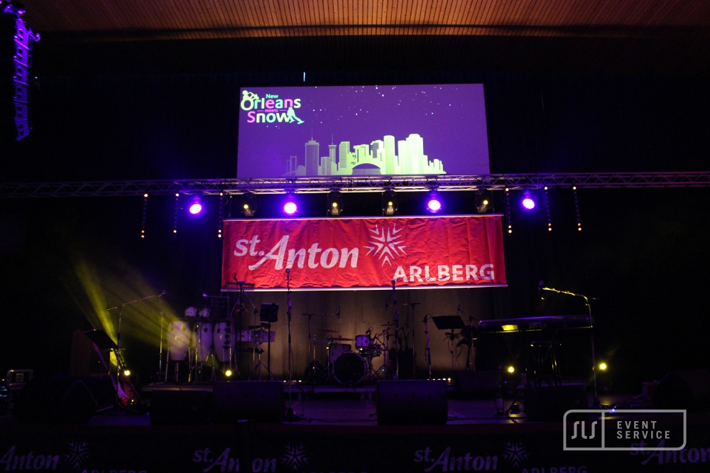 Beleuchtete Konzertbühne mit St. Anton am Arlberg Branding und New Orleans Snow Show