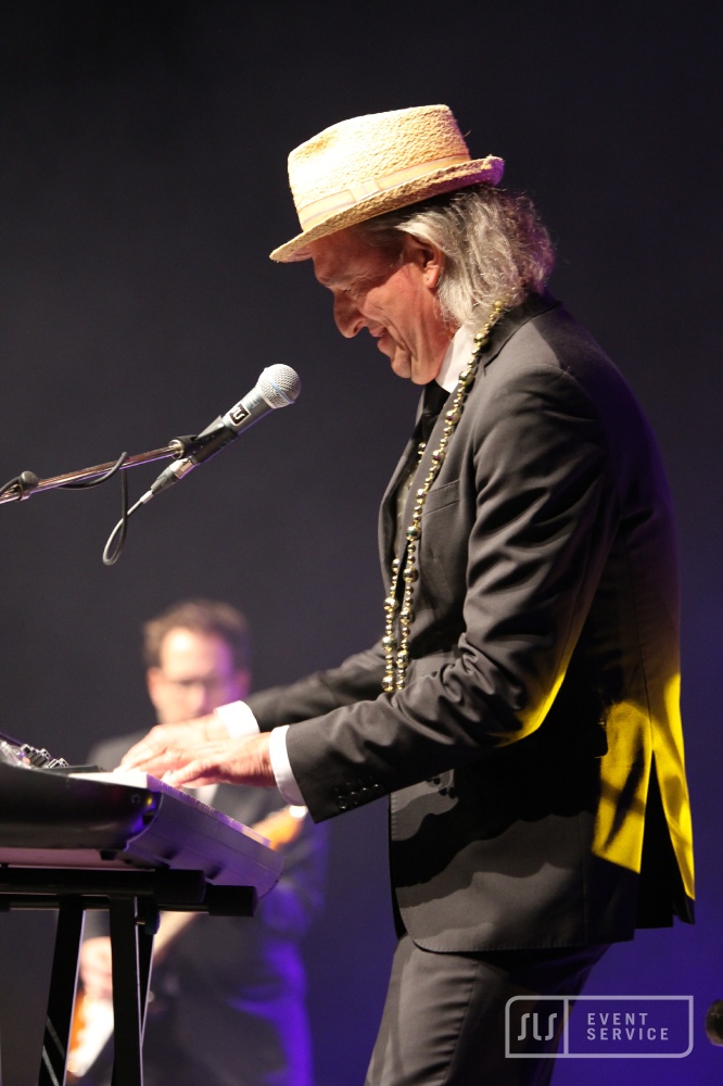 Sänger und Keyboarder bei NOMS 2019 während eines Live-Auftritts auf der Bühne