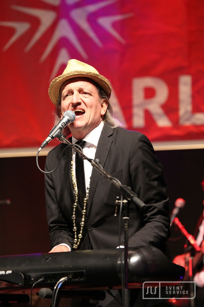 Sänger und Keyboarder bei NOMS 2019 während eines Live-Auftritts auf der Bühne