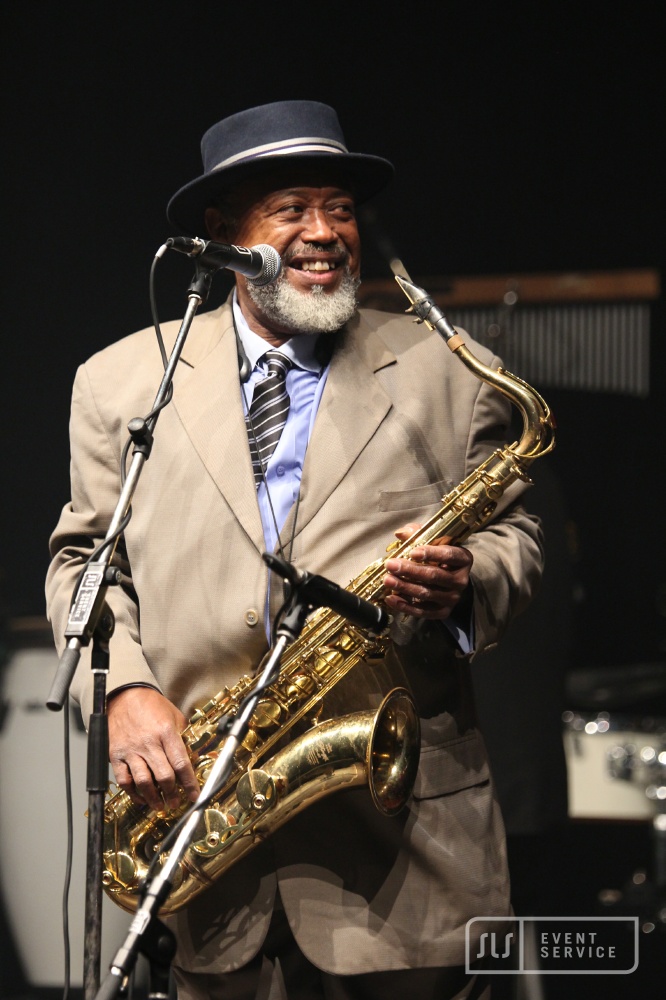 Saxofonist bei NOMS 2019 während eines Live-Auftritts auf der Bühne