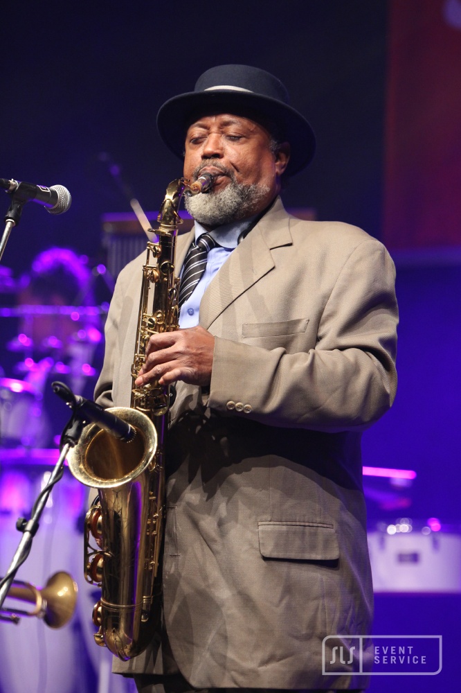 Saxofonist bei NOMS 2019 während eines Live-Auftritts auf der Bühne