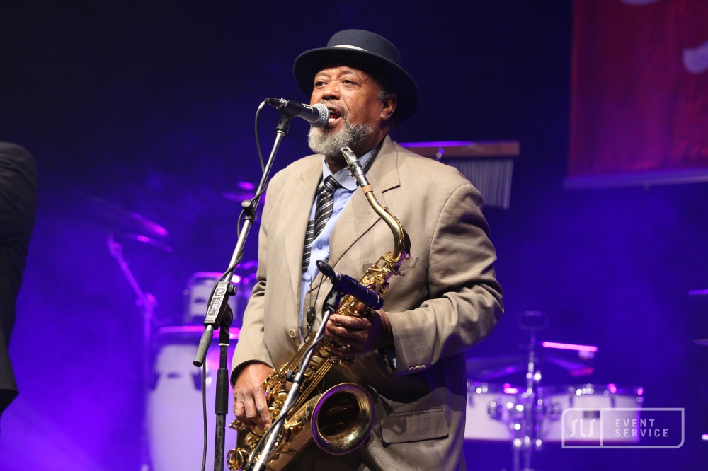 Saxofonist bei NOMS 2019 während eines Live-Auftritts auf der Bühne