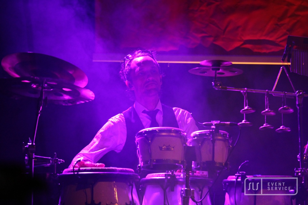 Percussionist bei NOMS 2019 auf einer violett beleuchteten Bühne