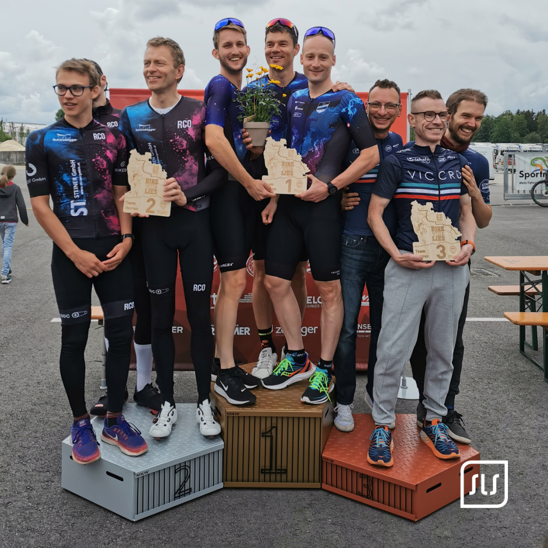 Männerteams auf dem Siegerpodest bei Bike the Lies; das SLS-Rad-Hager-Team steht mit Preis auf Platz eins