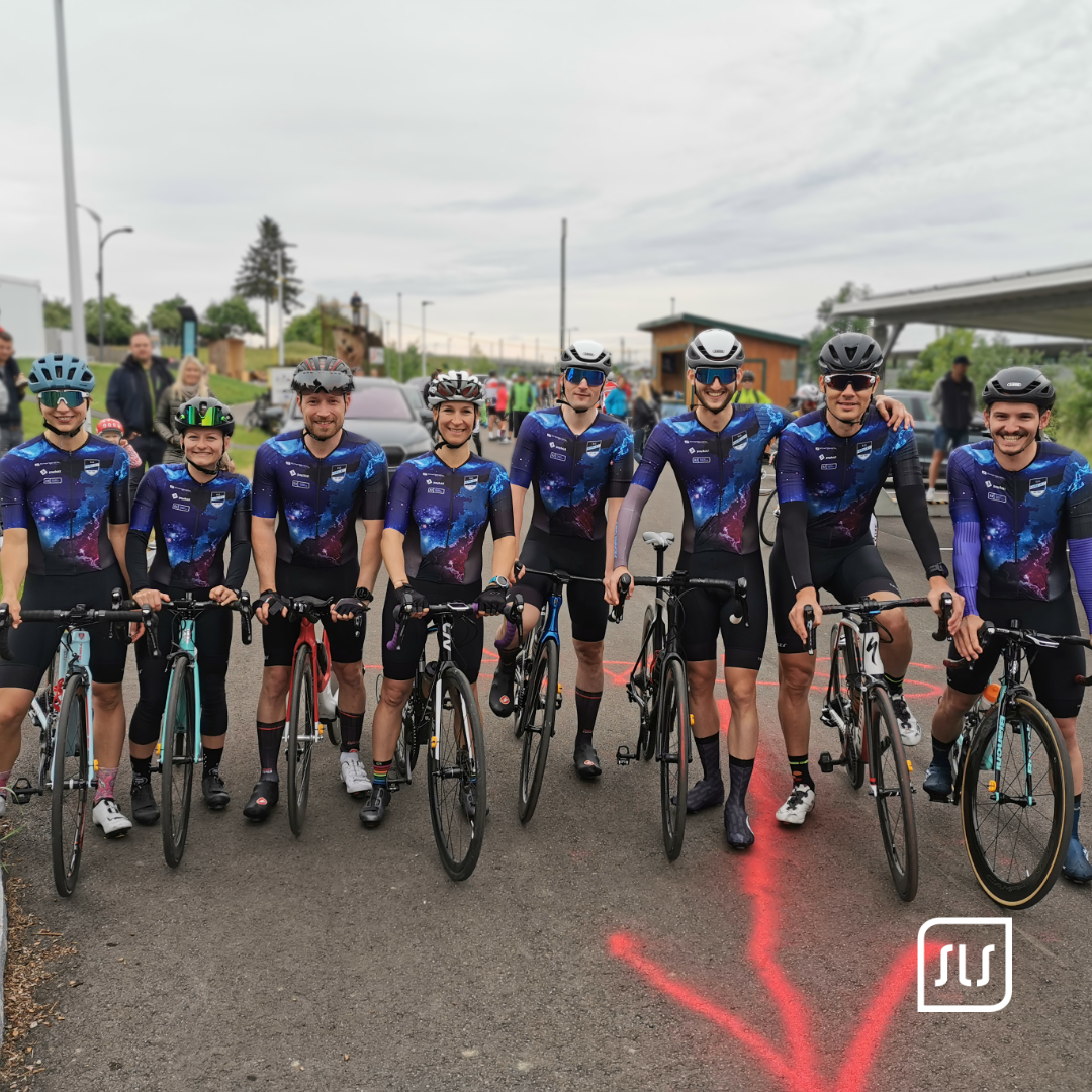 SLS-Rad-Hager-Team in blau-violetten Trikots posiert mit Rennrädern bei Bike the Lies 2022