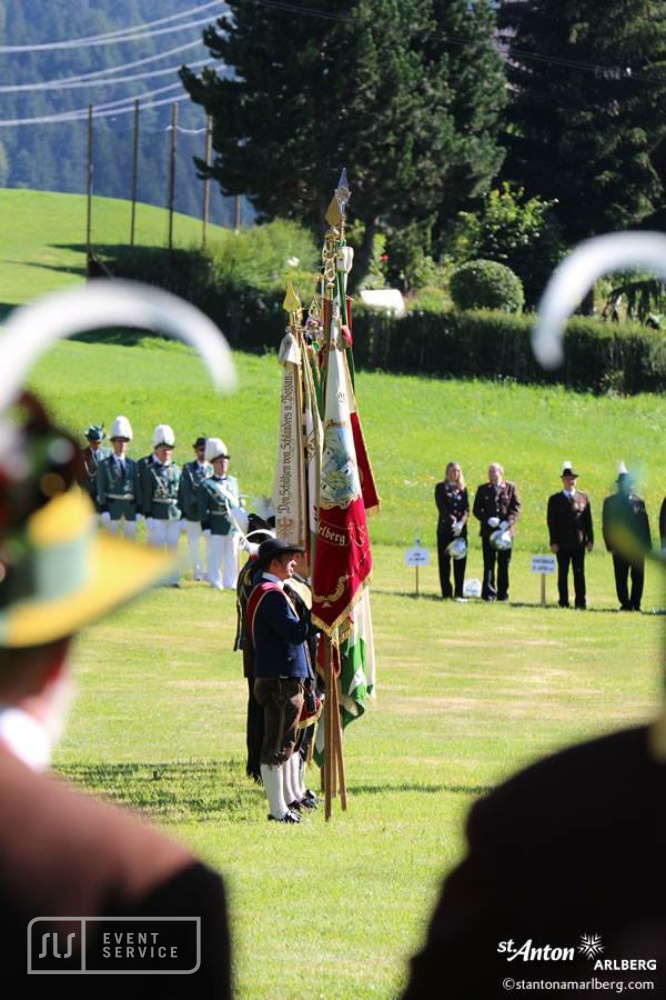 Schützenfest in St. Anton am Arlberg mit Fahnenträgern in Tracht