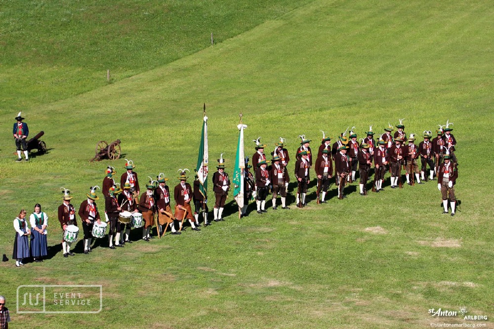 Traditionelle Schützenkompanie beim Schützenfest in St. Anton am Arlberg mit Fahnen und Trommler