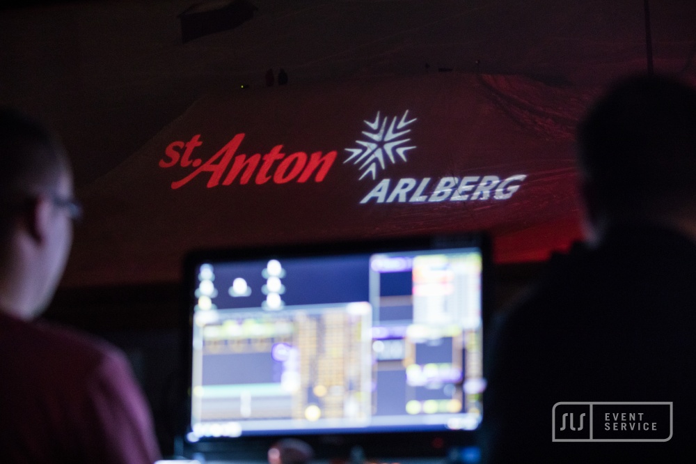 Steuerung professioneller Projektionstechnik mit St. Anton am Arlberg Logo als großflächige Wandprojektion
