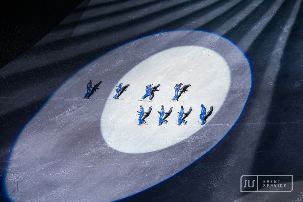 Skifahrer bei einer Skishow in St. Anton am Arlberg, inszeniert in einem großen Lichtkegel auf der Skipiste