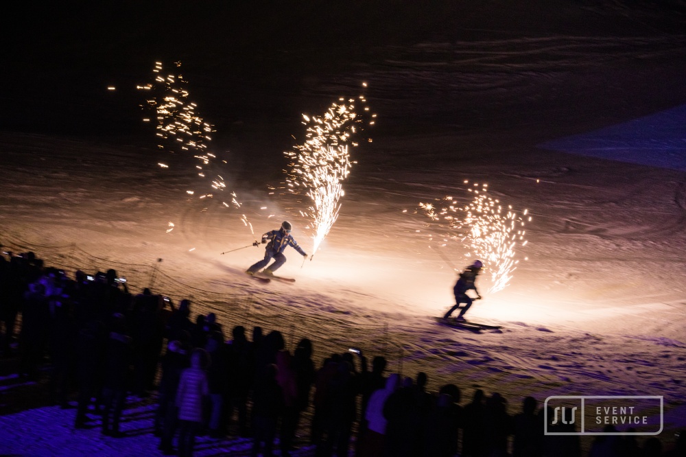Skishow in St. Anton am Arlberg mit Skifahrern und spektakulären Feuereffekten