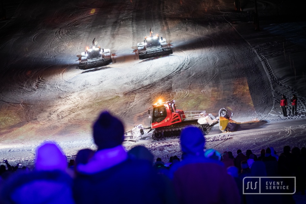 Pistenraupen bei einer nächtlichen Skishow in St. Anton am Arlberg vor zahlreichen Zuschauern