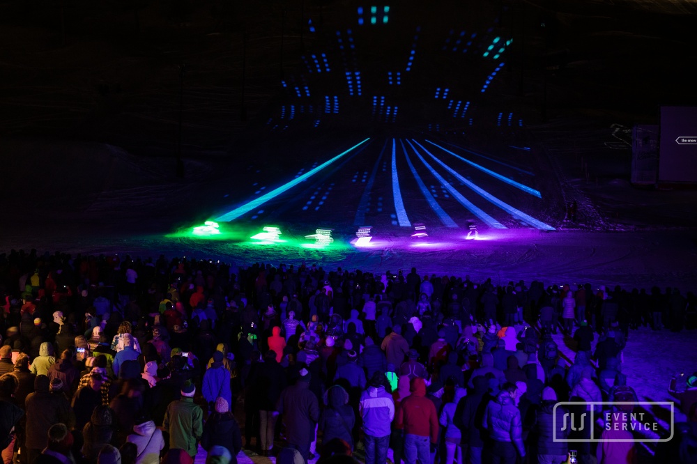 Skishow in St. Anton am Arlberg mit farbenfroher Lichtinszenierung vor großem Publikum