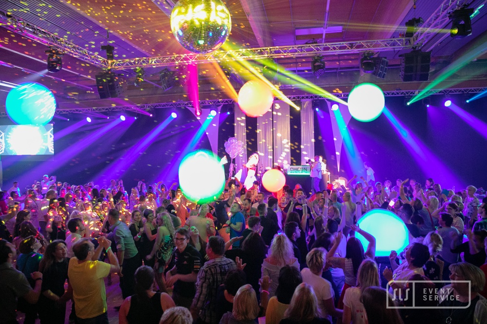 SPAR Mitarbeiterfest mit voller Tanzfläche, DJ, Lichtshow und professioneller Veranstaltungstechnik von SLS Eventservice