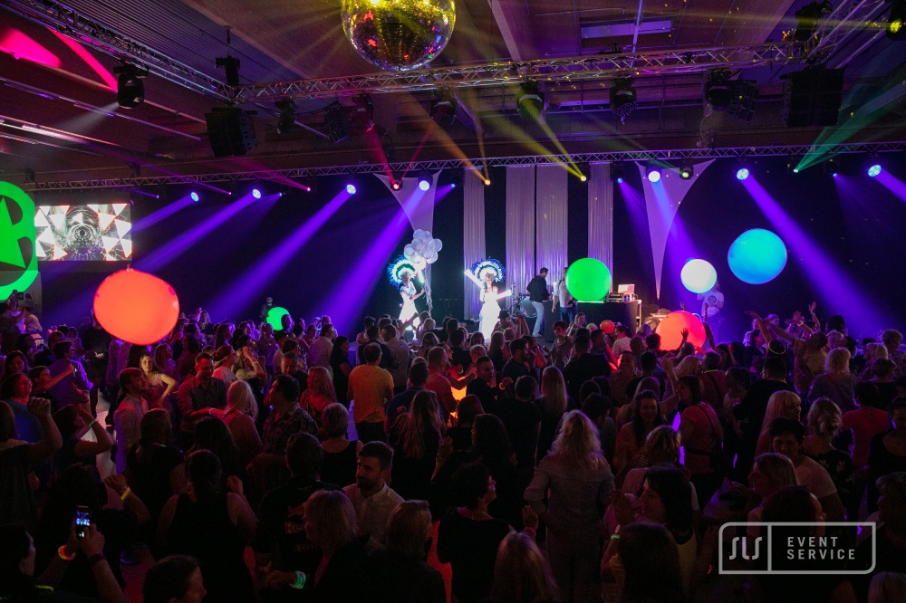 SPAR Mitarbeiterfest mit voller Tanzfläche, DJ, Showacts und farbenfroher Lichttechnik von SLS Eventservice