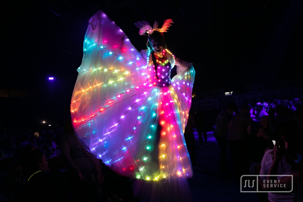 LED-Show beim SPAR Mitarbeiterfest mit beleuchteter Stelzenkünstlerin und Eventinszenierung von SLS Eventservice