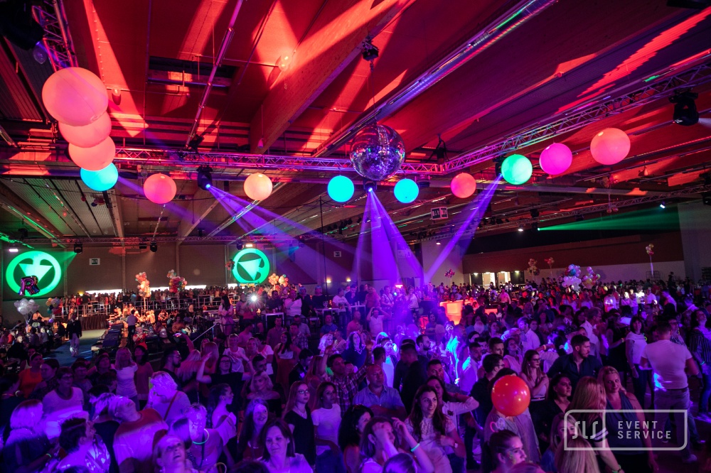 SPAR Mitarbeiterfest mit großer Tanzfläche, farbenfroher Lichtshow und Veranstaltungstechnik von SLS Eventservice