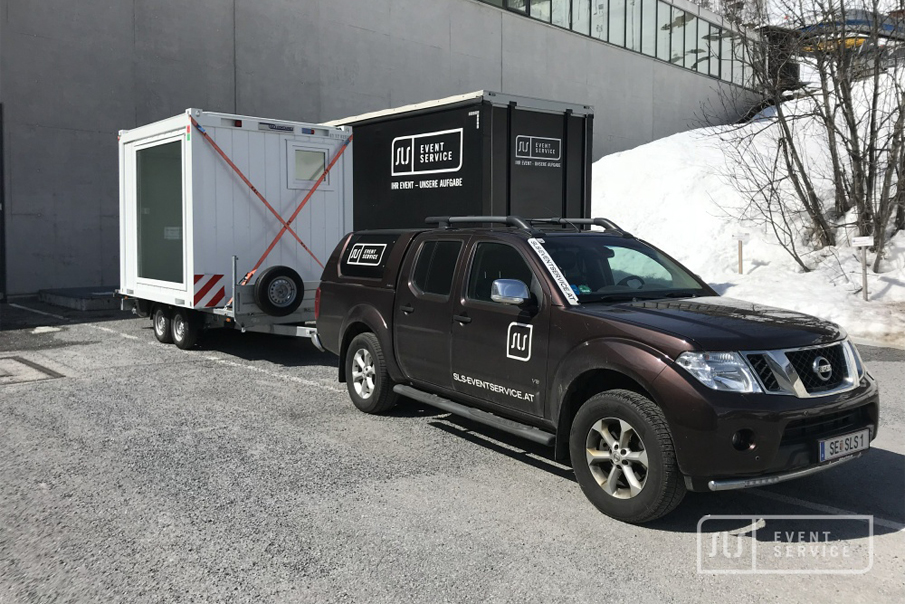 SLS Eventservice Fahrzeug mit mobilem Eventcontainer auf Anhänger bei winterlichen Bedingungen