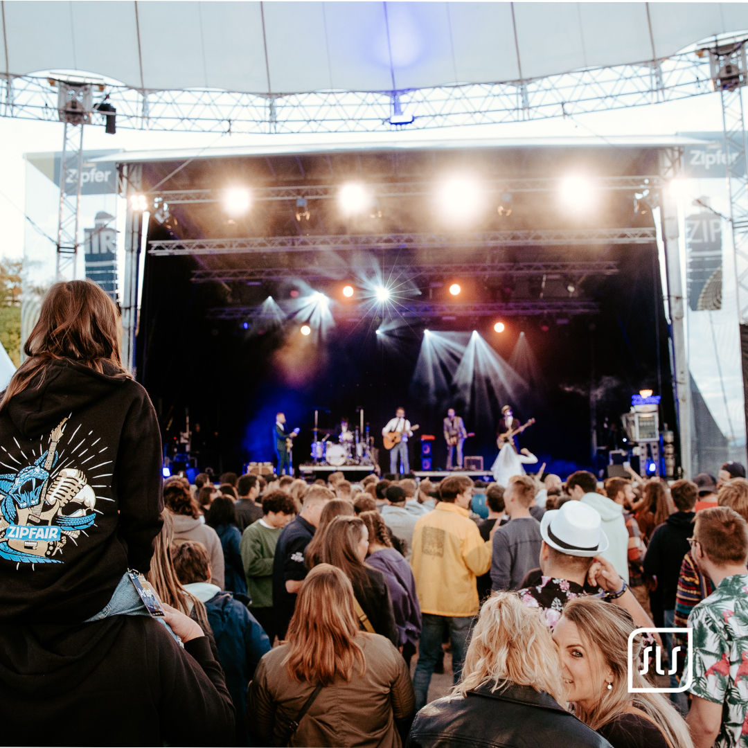 Publikum sieht Lemo und seine Band auf der hell beleuchteten Zipfer Main Stage beim ZipfAir
