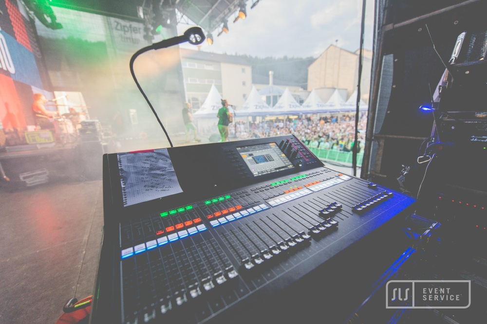 Digitales Mischpult am Bühnenrand beim ZipfAir mit Live-Band und Publikum im Hintergrund
