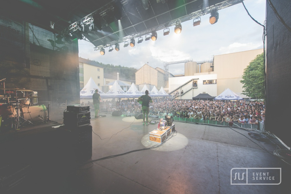 Live-Band auf der Bühne beim ZipfAir mit großem Publikum und professioneller Veranstaltungstechnik