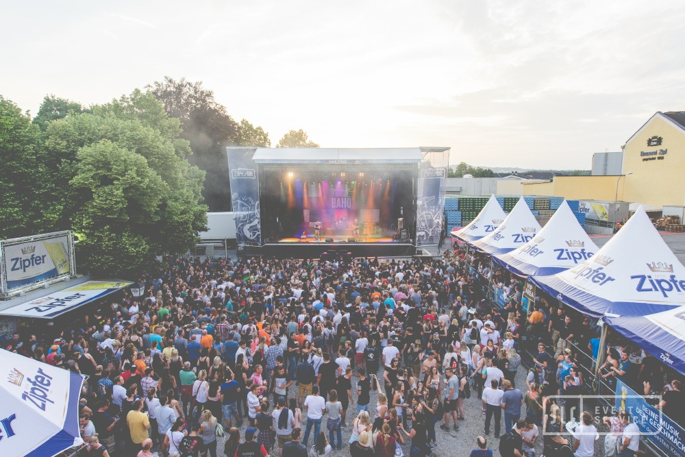 Open-Air-Konzert beim ZipfAir mit großer Bühne, Live-Band und zahlreichem Publikum