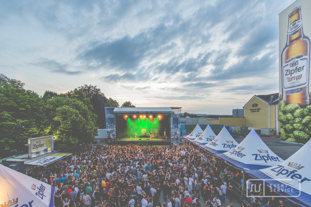 Open-Air-Konzert beim ZipfAir mit großer Bühne, Live-Band und zahlreichem Publikum