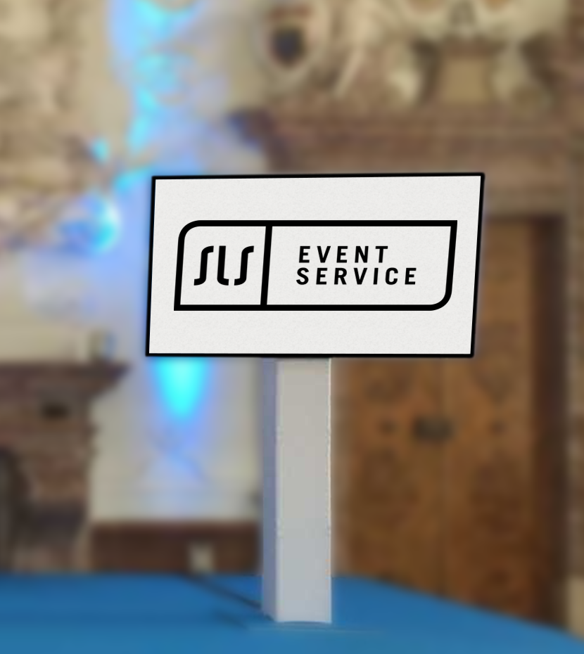 Flatscreen auf einem Standfuß mit SLS-Eventservice-Logo vor einer beleuchteten Innenwand