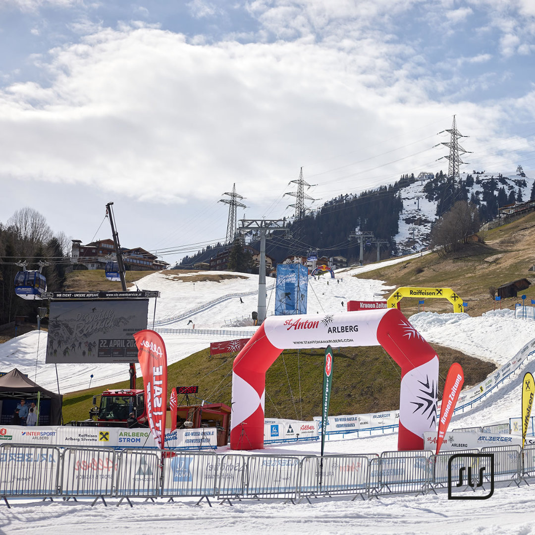 Schneebedecktes Gelände des Events „Der weiße Rausch“ 2023 mit St.-Anton-Bogen vor der Skipiste