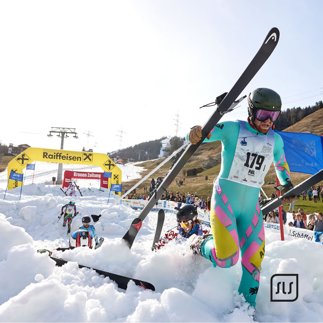 Teilnehmerin mit Startnummer 179 trägt ihre Ski durch tiefen Schnee beim Event „Der weiße Rausch“ 2023, ID: attachment_alt