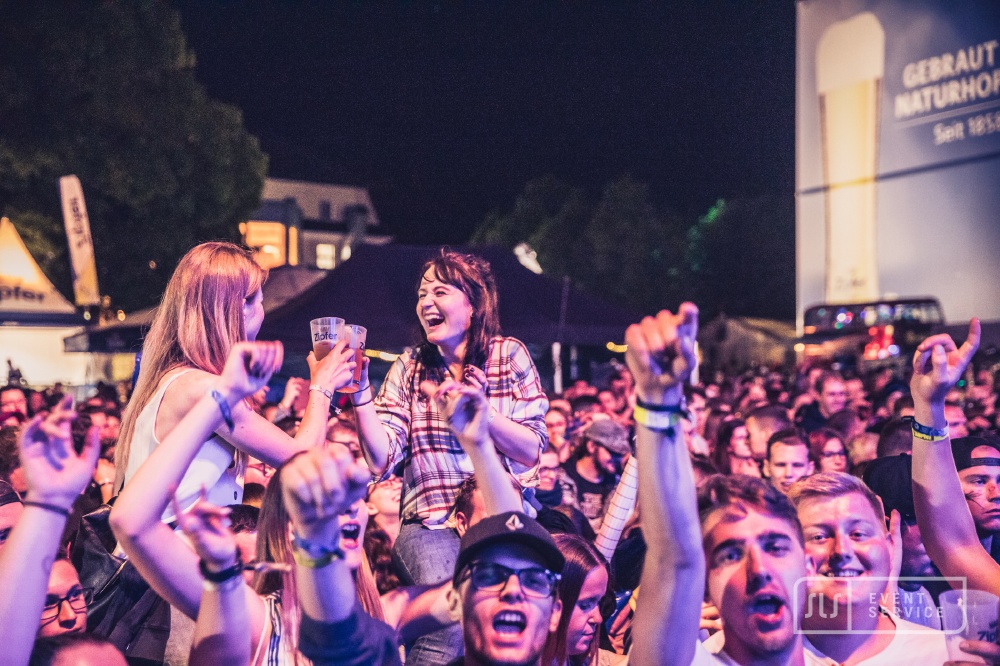 Feiernde Festivalbesucher vor der Bühne beim ZipfAir