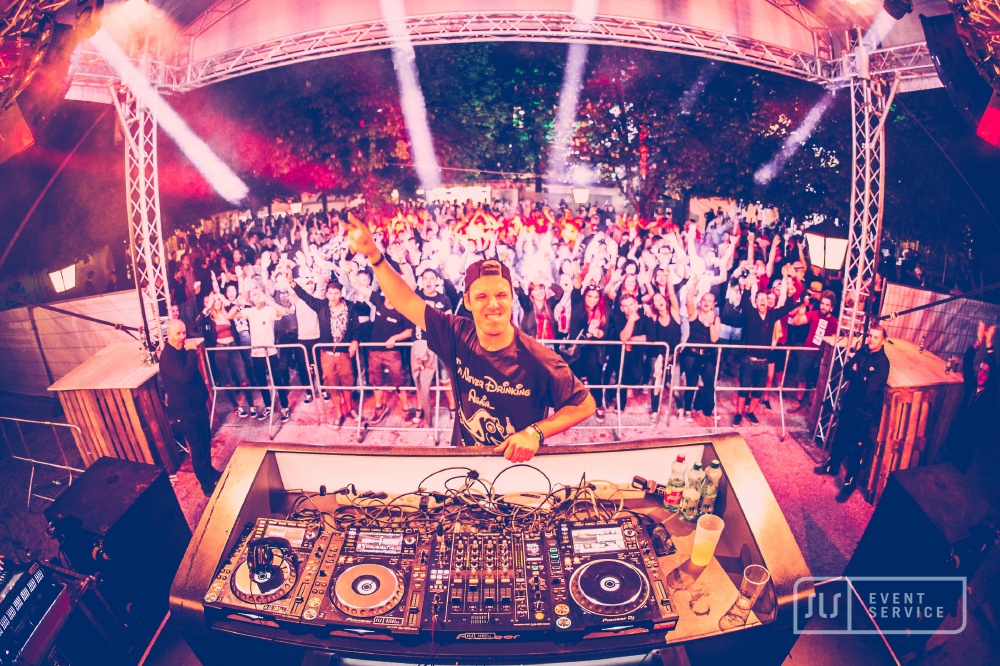 DJ am Mischpult vor jubelndem Publikum auf der Open-Air-Bühne beim ZipfAir 2019