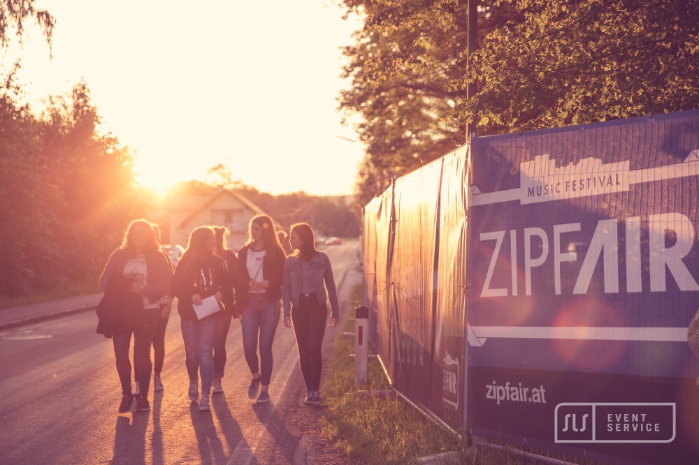 Festivalbesucherinnen auf dem Weg zum ZipfAir bei Sonnenuntergang