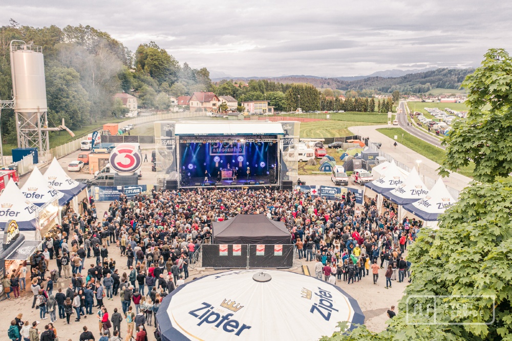 ZipfAir Festivalgelände mit großer Open-Air-Bühne und zahlreichem Publikum
