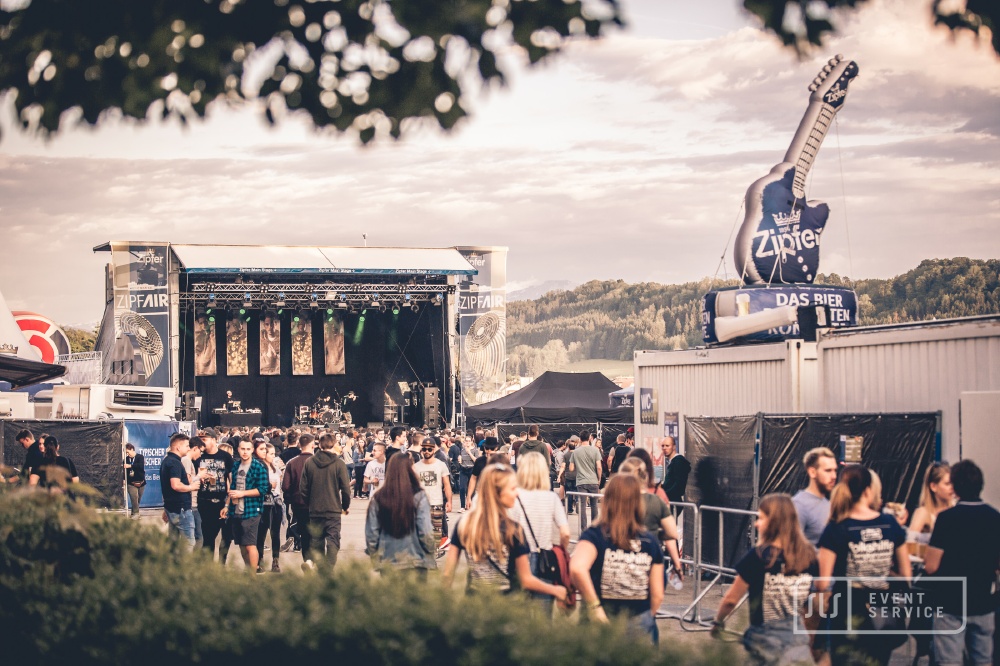 Festivalgelände des ZipfAir mit großer Open-Air-Bühne und zahlreichen Besuchern