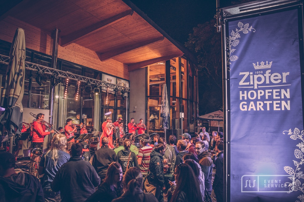 Live-Band vor Publikum im Zipfer Hopfengarten