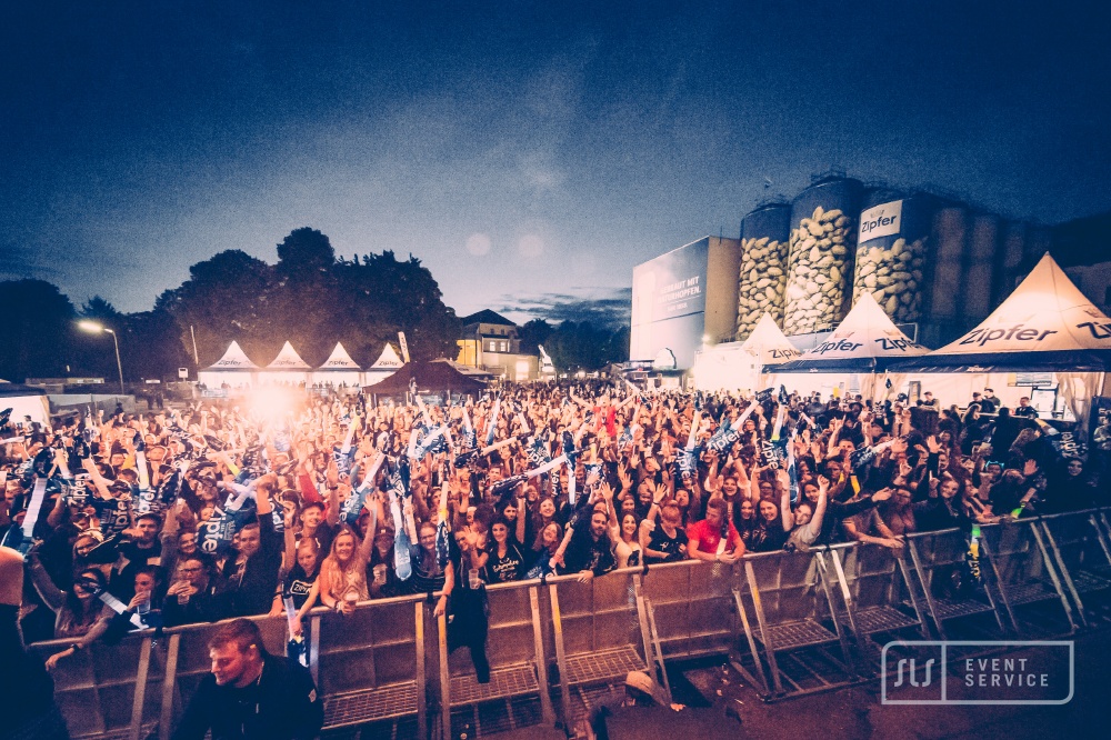 Begeistertes Publikum beim ZipfAir 2019 vor großer Open-Air-Bühne