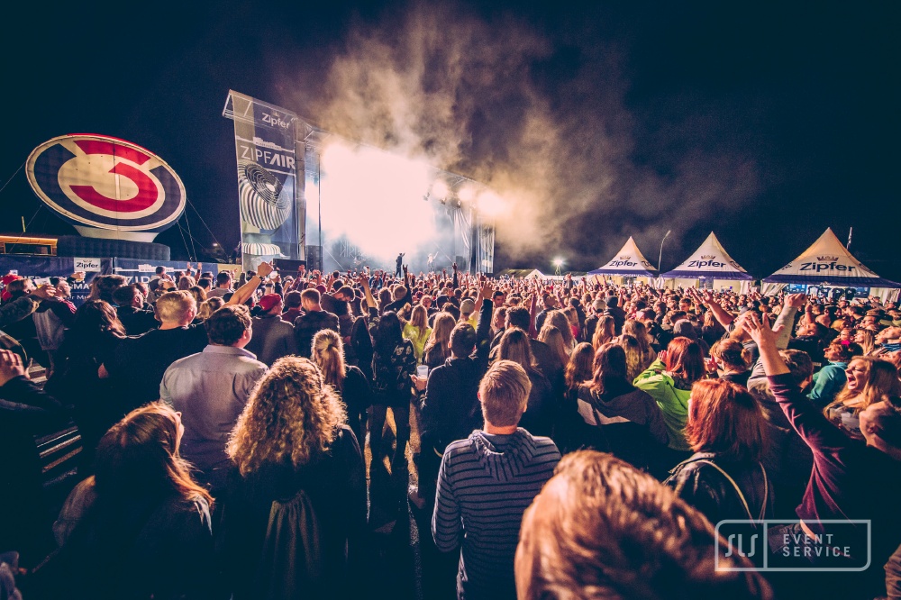 Großes Publikum feiert vor der beleuchteten Open-Air-Bühne beim ZipfAir