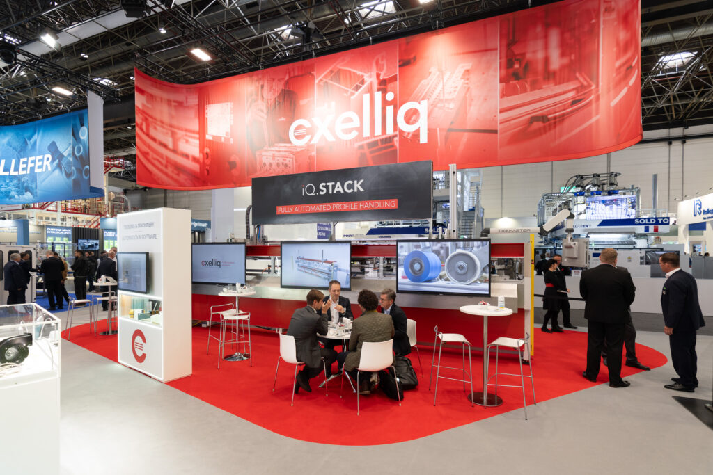 Messestand von Exelliq mit Maschinen, Präsentationstechnik und technischer Umsetzung durch SLS Eventservice