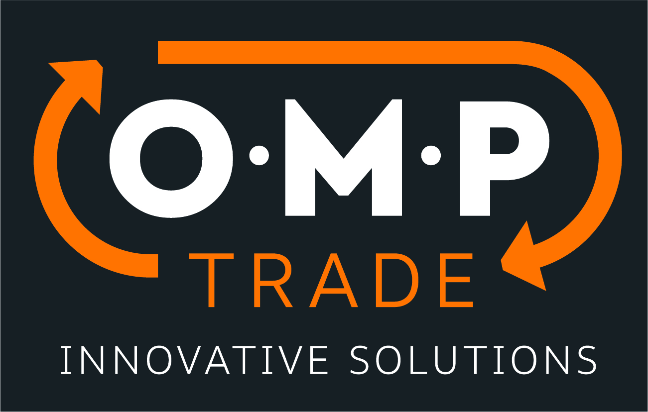 OMP-Trade-Logo mit weißem Schriftzug und orangefarbenen Pfeilen auf dunklem Hintergrund