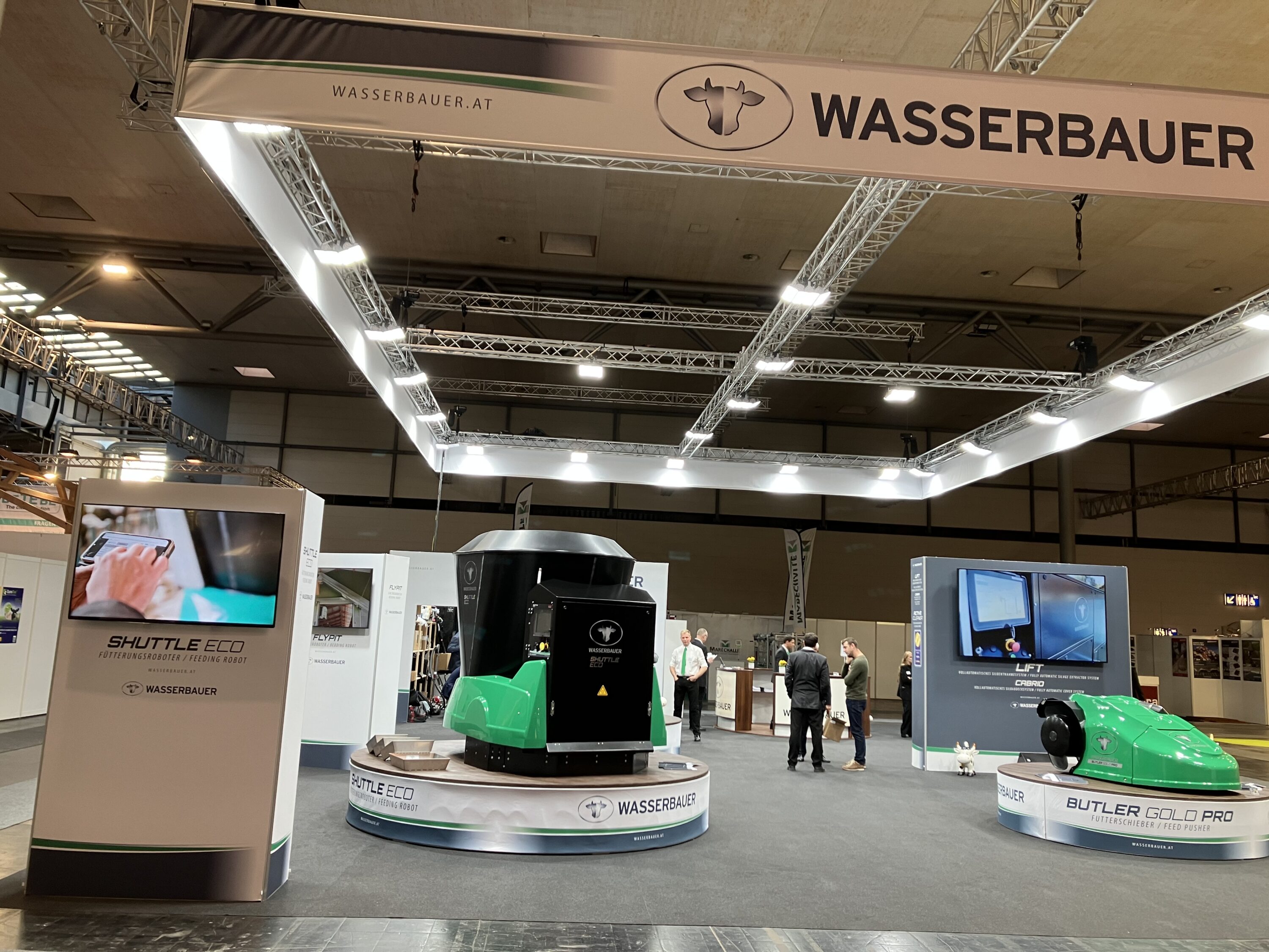Wasserbauer-Messestand auf der EuroTier in Hannover mit beleuchteten Traversen, Firmenbanner und Bildschirmen
