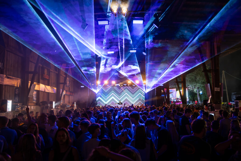 Lasershow über dem Publikum bei einem Open-Air-Konzert