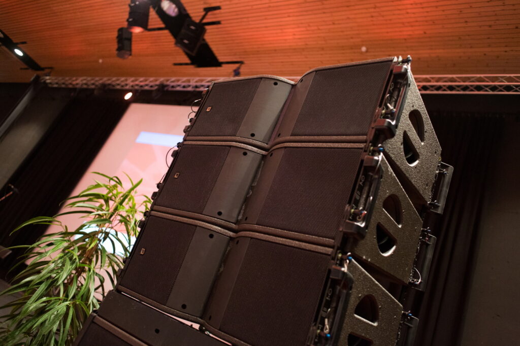 Line-Array-Lautsprecher bei einer Veranstaltung in einer Halle