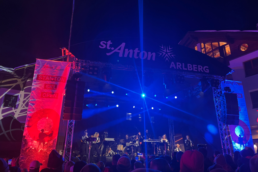 Liveband auf blau beleuchteter Bühne beim Ski Open St. Anton vor Publikum
