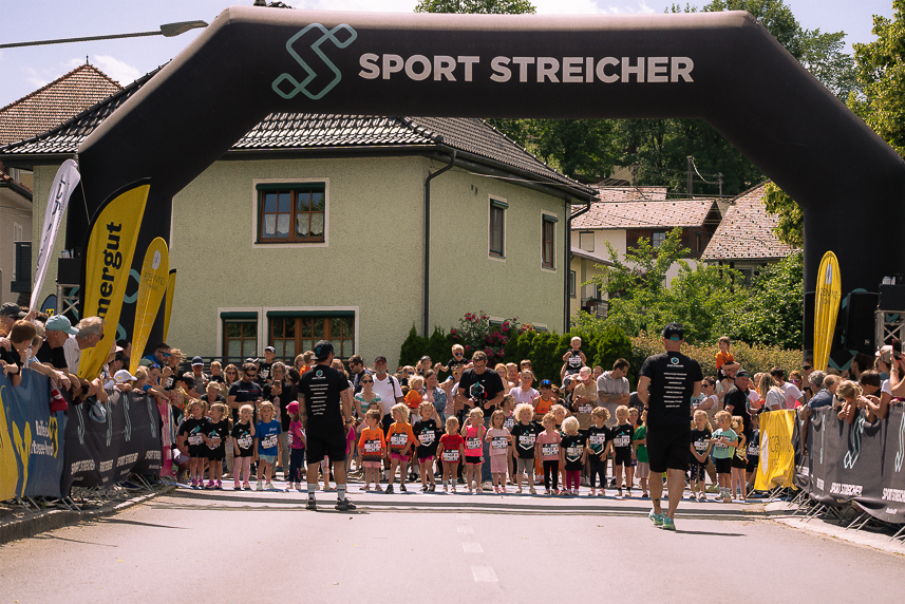Kinder warten beim Atterrun 2026 unter einem schwarzen Sport-Streicher-Startbogen auf den Lauf