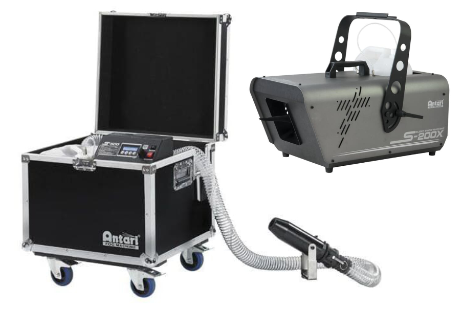 Antari S-500 im Transportcase mit Schlauch neben der kompakten Schneeschaummaschine S-200X